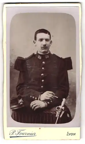 Fotografie P. Tournier, Lyon, Place de la Republique 55, Portrait französischer Soldat in Uniform Rgt. 38