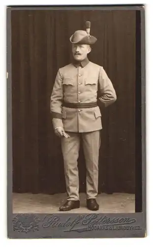 Fotografie Rudolf Pettersson, Höganäs, Portrait schweidischer Soldat in Uniform mit Hut