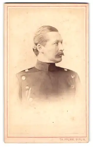Fotografie Th. Prümm, Berlin, Unter den Linden 51, Portrait Soldat in Uniform mit Moustache, Seitliches Profil