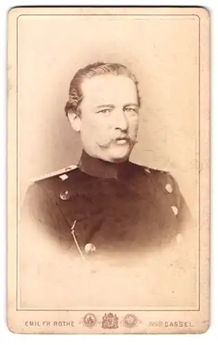 Fotografie Emil Fr. Rothe, Cassel, Unter dem Bahnhof 6, Portrait Offizier in Uniform mit Moustache