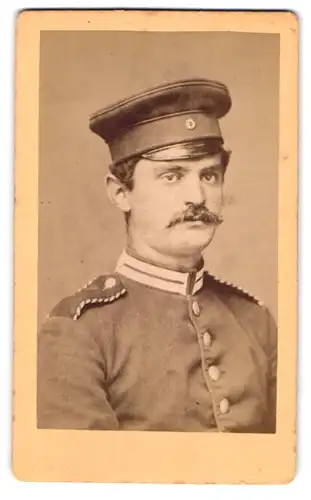 Fotografie Albert Dümmel, Berlin, Berg-Str. 70, Portrait Einjährig-Freiwilliger in Gardeuniform Füs. Rgt.