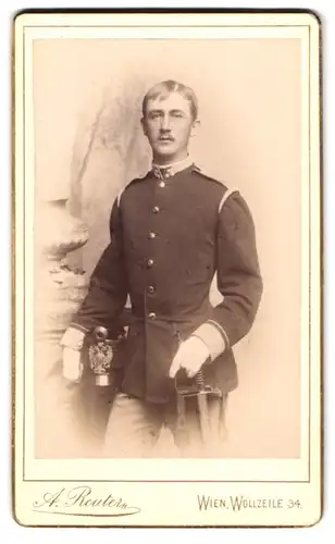 Fotografie A. Reuter, Wien, Wollzeile 34, Portrait österreichischer Offizier in Uniform mit Tschako