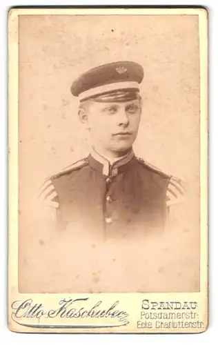 Fotografie Otto Kaschuber, Berlin-Spandau, Potsdamerstr., Portrait Uffz. in Musiker Uniform mit Schwalbennest