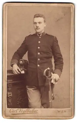 Fotografie Carl Voglhuber, Wien, Himbergerstr. 36, Portrait österreichischer Korporal in Uniform mit Tschako