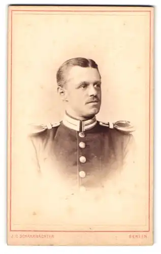 Fotografie J. C. Schaarwächter, Berlin, Friedrichstr. 190, Portrait Soldat in Gardeuniform 2 G.z.F. Rgt. mit Epauletten