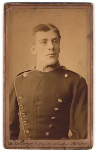 Fotografie Franz Werner, München, Schwanthaler-Str. 1, Portrait Chevauleger in Uniform mit Mittelscheitel