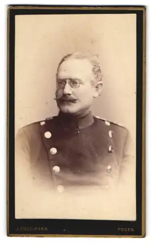 Fotografie J. Engelmann, Posen, Wilhelm-Str. 8, Portrait Soldat in Uniform mit Zwicker Brille und Moustache