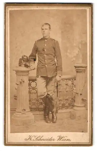 Fotografie K. Schneider, Wien, Neubaugasse 23, Portrait Soldat der Artillerie in Uniform mit Tschako