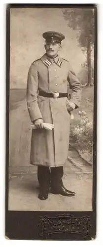 Fotografie M. Appel, Berlin, Neue Königstr. 1, Portrait Soldat in Garde Uniformmantel mit Bajonett