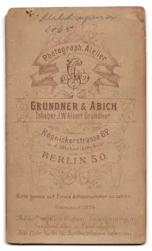 Fotografie Grundner & Abich, Berlin, Köpenicker Str. 62, Portrait Uffz. in Husaren Uniform mit Säbel