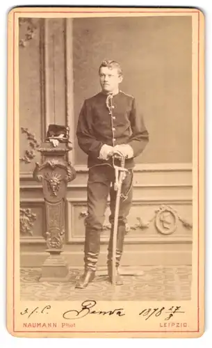 Fotografie Naumann, Leipzig, Dorotheen-Str. 12, Portrait junger österreichischer Soldat in Uniform mit Tschako, 1878