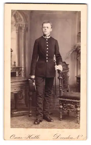Fotografie Oscar Halle, Dresden, Königsbrückerstr. 33, Portrait junger Soldat in Uniform mit Tschako