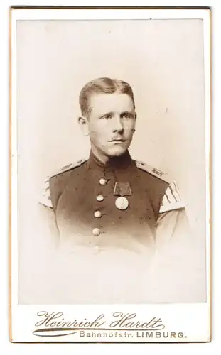 Fotografie Heinrich Hardt, Limburg, Bahnhofstr., Portrait junger Soldat in Musiker Uniform mit Orden und Schwalennest