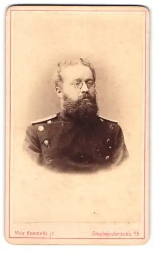 Fotografie Max Kosmehl jr., Magdeburg, Stephansbrücke 15, Portrait Soldat in Uniform mit Vollbart, 1881