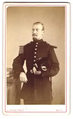 Fotografie L. Krier, Metz, Rue des Cleres 11, Portrait französischer Soldat in Uniform mit Tschako