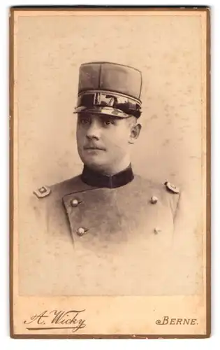 Fotografie A. Wicky, Berne, Portrait schweizer Soldat in Uniform mit Tschako