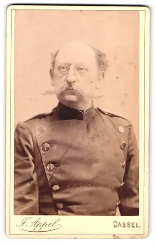 Fotografie J. Appel, Cassel, gr. Friedrichstr. 3, Portrait älterer Soldat in Uniform mit Zwickerbrille