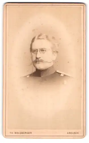 Fotografie Th. Molsberger, Arolsen, Portrait Soldat Rusche in Uniform mit Zwickerbrille