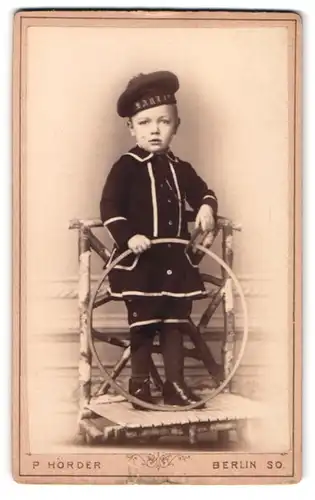 Fotografie P. Hörder, Berlin-SO, Portrait modisch gekleideter Junge mit Mützenband