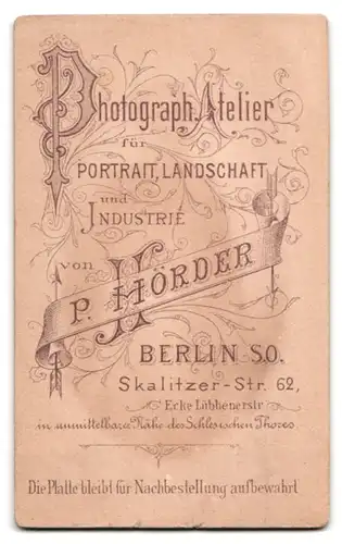 Fotografie P. Hörder, Berlin-SO, Portrait modisch gekleideter Junge mit Mützenband