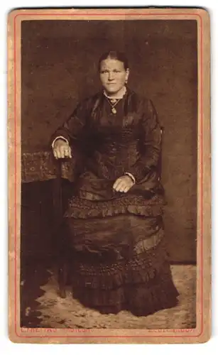 Fotografie C. Freytag, Zeulenroda, Kirchgasse, Portrait junge Dame in hübscher Kleidung