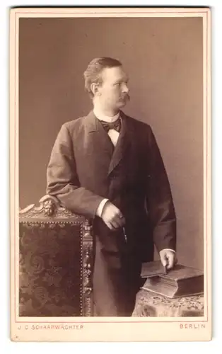 Fotografie J. C. Schaarwächter, Berlin, Friedrichstr. 190, Portrait eleganter Herr mit Buch in der Hand