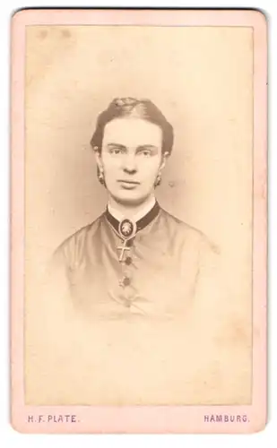 Fotografie H. F. Plate, Hamburg, Jungfernstieg 6, Portrait junge Dame mit Kragenbrosche und Kreuzkette