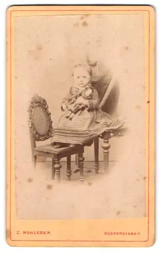 Fotografie C. Rohleder, Aschersleben, Tie 32, Portrait kleines Mädchen im Kleid mit Puppe