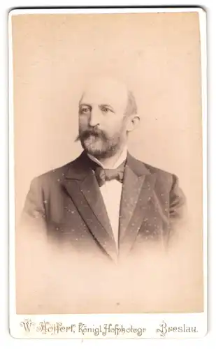Fotografie W. Höffert, Breslau, Tauentzienplatz 11, Portrait eleganter Herr mit Vollbart