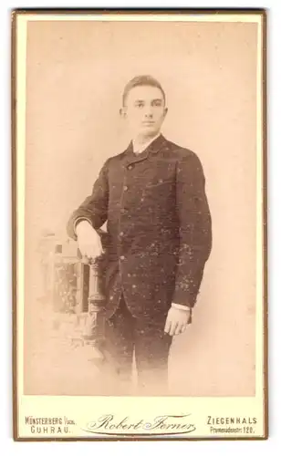Fotografie Robert Ferner, Münsterberg i. Schl., Burgtor, Portrait junger Herr in modischer Kleidung