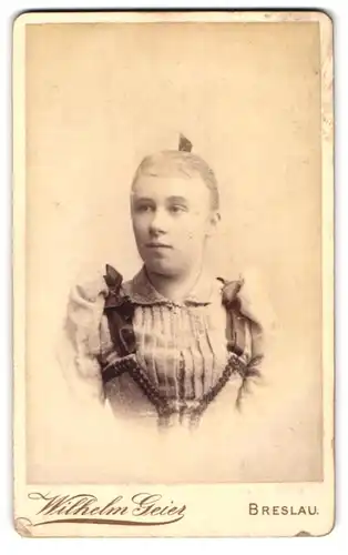 Fotografie Wilhelm Geier, Breslau, Schweidnitzerstrasse 16-18, Portrait junge Dame mit zurückgebundenem Haar