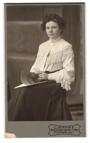 Fotografie L. Gahre, Bad Godesberg a. Rh., Hauptstr. 50 a, Portrait modisch gekleidete Dame mit Heft