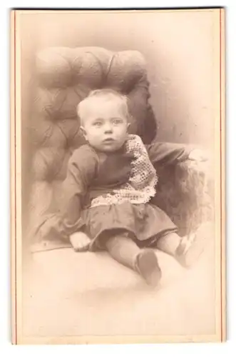 Fotografie H. Noack, Berlin, Unter den Linden 45, Portrait kleines Kind im hübschen Kleid