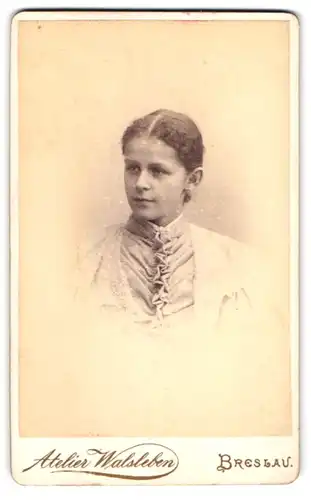 Fotografie E. Walsleben, Breslau, Zwingerstrasse 24, Portrait junge Dame mit zurückgebundenem Haar