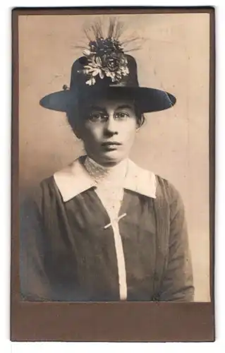 Fotografie unbekannter Fotograf und Ort, Portrait junge Dame mit Zwicker und Hut