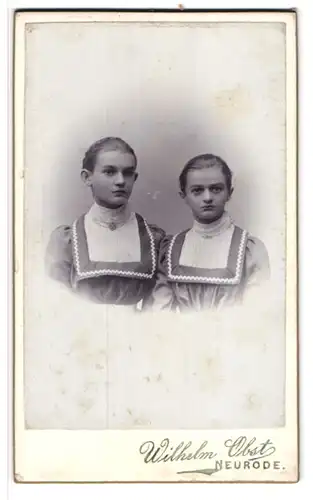 Fotografie Wilhelm Obst, Neurode, Portrait zwei Mädchen in modischen Kleidern