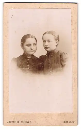 Fotografie Johannes Schulze, Breslau, Matthias-Platz 13, Portrait zwei junge Damen in modischer Kleidung