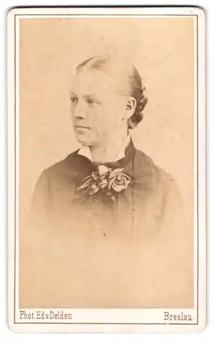 Fotografie Eduard van Delden, Breslau, Gartenstrasse 15 a, Portrait modisch gekleidete Dame mit Ansteckblume