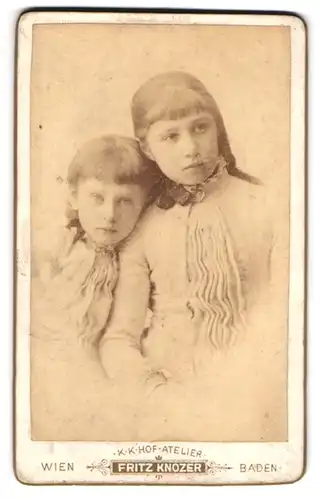 Fotografie Fritz Knozer, Wien, Portrait zwei Mädchen in zweitgenössischer Kleidung