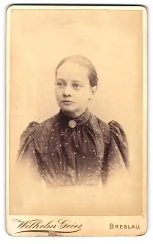 Fotografie Wilhelm Geier, Breslau, Schweidnitzerstrasse 16-18, Portrait junge Dame mit zurückgebundenem Haar