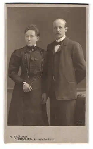 Fotografie M. Fröhlich, Flensburg, Norderhofenden 9, Ehepaar in zeitgenössischer Kleidung