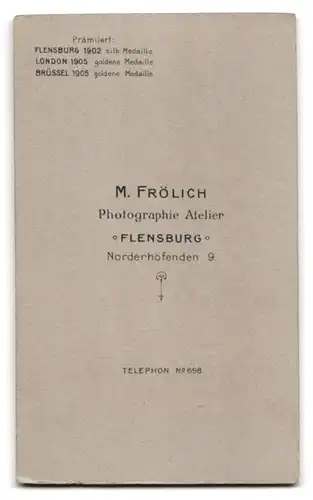 Fotografie M. Fröhlich, Flensburg, Norderhofenden 9, Ehepaar in zeitgenössischer Kleidung