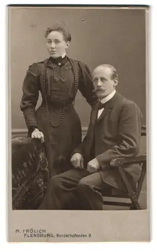 Fotografie M. Fröhlich, Flensburg, Norderhofenden 9, Ehepaar in bürgerlicher Kleidung