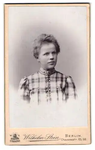 Fotografie Wilhelm Stein, Berlin, Chauseestrasse 65 /66, Junge Frau in karierter Bluse