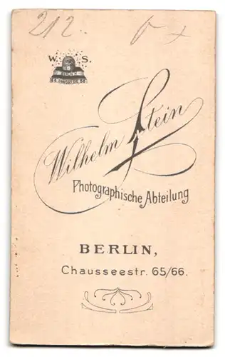 Fotografie Wilhelm Stein, Berlin, Chauseestrasse 65 /66, Junge Frau in karierter Bluse