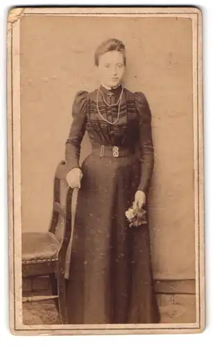 Fotografie Theodor Rohse, Bassum, Dame in hochgeschlossenem Kleid