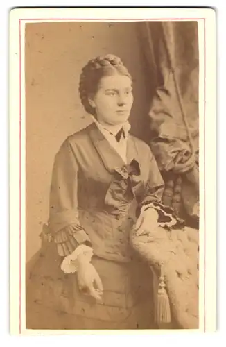Fotografie G. Müller, Brandenburg a. H., Abtstrasse 6, Dame mit geflochtenem Haar und bürgerlichem Kleid