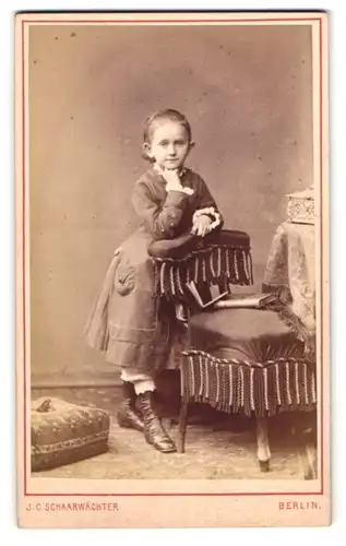 Fotografie J. C. Schaarwächter, Berlin, Friedrich Strasse 190, Junges Mädchen mit grossen Ohren