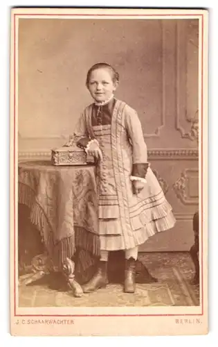 Fotografie J. C. Schaarwachter, Berlin, Friedrich Strasse 190, Mädchen im Kleid mit Schmuckschatulle