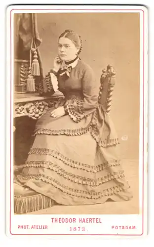Fotografie Theodor Haertel, Potsdam, Charlotten Strasse 25, Dame in schönem Kleid sitzt am Tisch